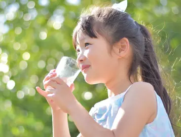 非加熱殺菌だから美味しい お水を飲む女の子